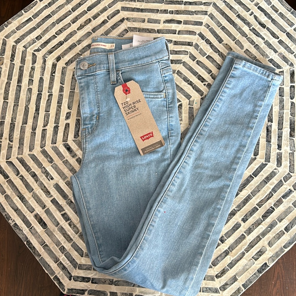 LEVI’S SCULPT JEANS NWT